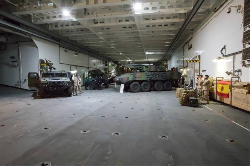 El garaje de carga pesada, situado en el primer nivel, puede albergar 29 carros de combate, veh