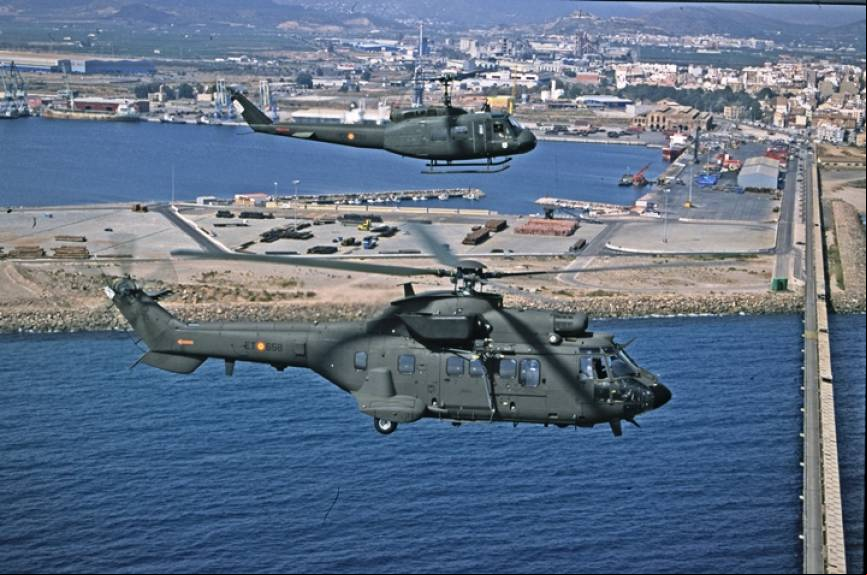 Los UH-1H (arriba) fueron paulatinamente sustituidos con sistemas m