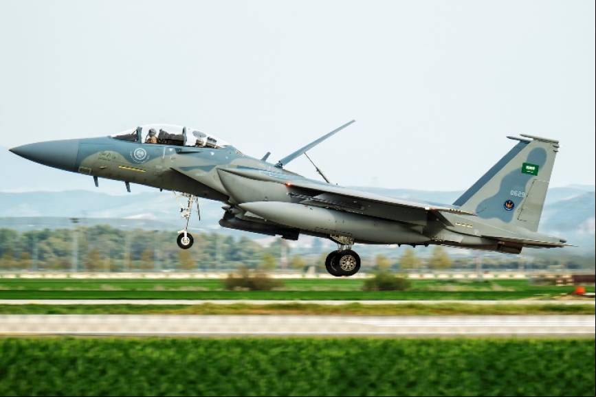 El F-15SA muestra sus elegantes l