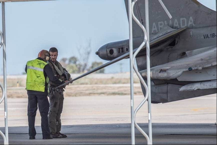 El piloto ya se encuentra preparado para subirse al avi