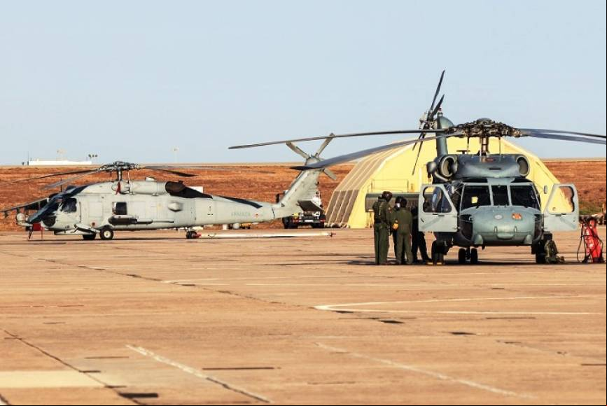 En primer plano un SH-60F de la Quinta Escuadrilla, detr