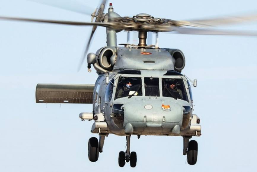 Vista frontal de un SH-60F, se aprecia el tren de aterrizaje extendido al m