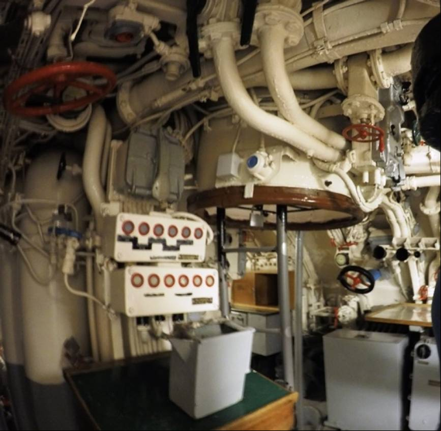 Sala de control (puente de mando). En el centro de la imagen se aprecia la escalera que conduce a la escotilla principal (que conduce a la torre, donde se ubicaban los vig