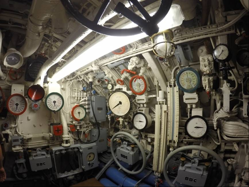 Vista del puente de mando donde estaban los controles e indicadores principales del submarino (inclinaci