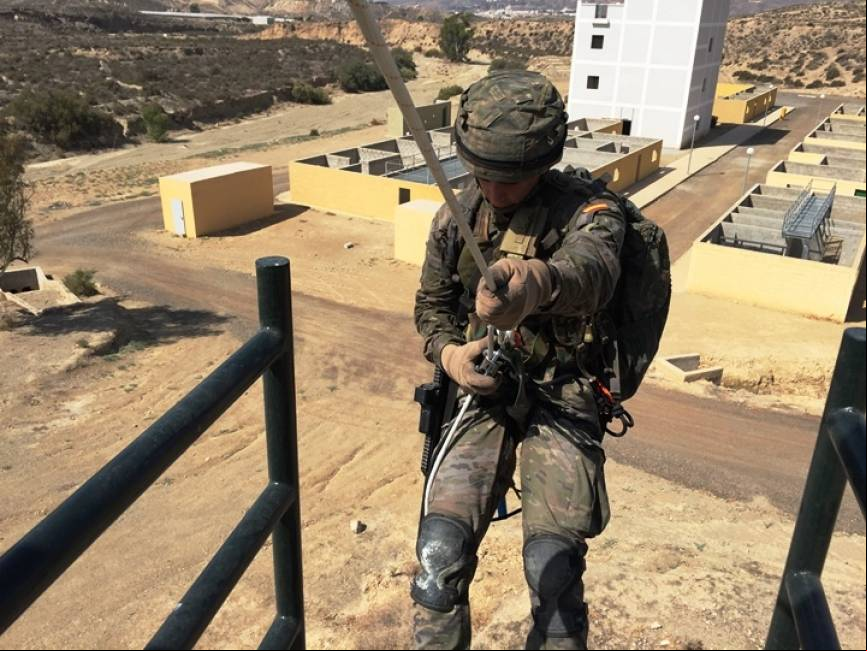 Legionario en la torre multiusos. Al fondo se aprecia el nuevo Pol