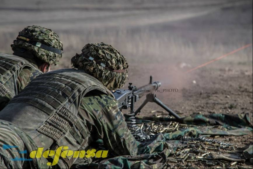 Con una cadencia de tiro de entre 1300/1500 disparos por minuto, la veterana MG 42 continua siendo a d