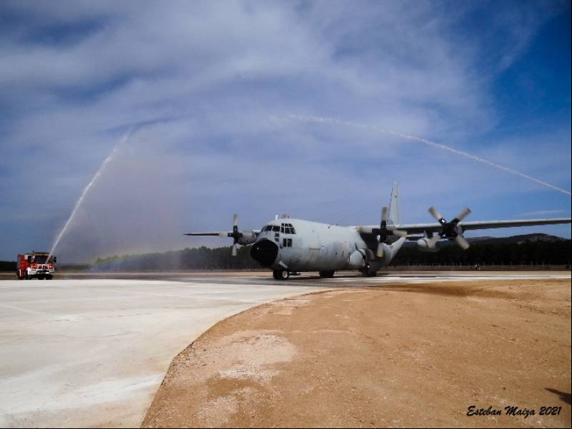 El TL.10-01 recibe el bautismo con el arco del agua de dos camiones de bomberos. (Texto y fotos Esteban Maiza) El TL.10-01 recibe el bautismo con el arco del agua de dos camiones de bomberos. (Texto y fotos Esteban Maiza)