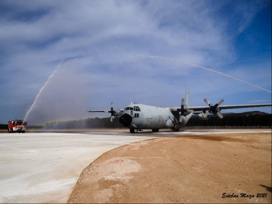 El TL.10-01 recibe el bautismo con el arco del agua de dos camiones de bomberos. (Texto y fotos Esteban Maiza)