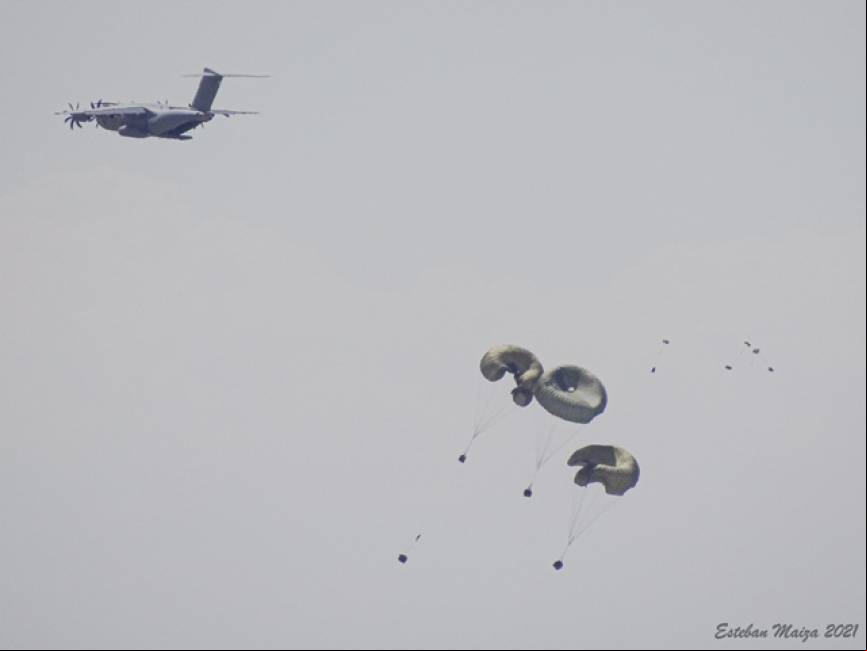 Un A400M del Ala 31 efectuando un lanzamiento de cargas pesadas sobre el pol