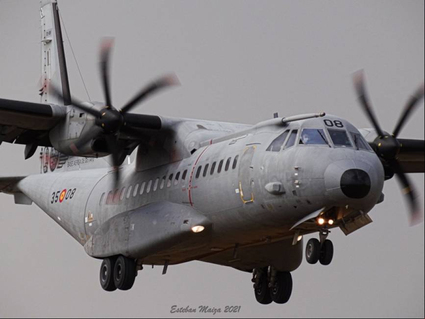 El C-295 efectuando una maniobra conocida como