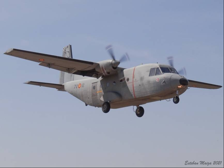 Un C-212 a escasos metros del suelo a punto de realizar una toma de m