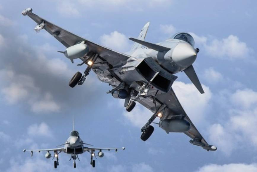 Dos Eurofighter del Ala 14, con el tren bajado, se acercan al A400M