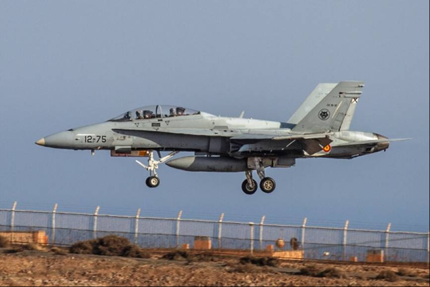 Uno de los EF-18M biplazas del Ala 12 en fase final de aterrizaje en Gando.