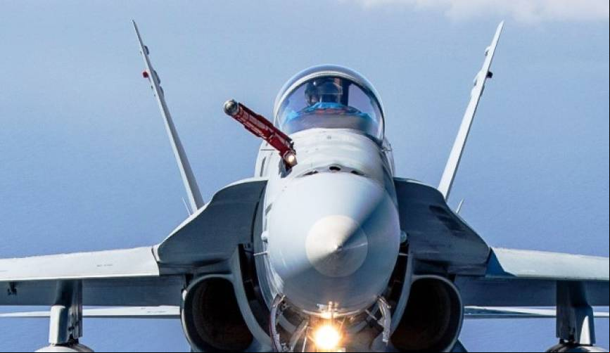 Detalle de un F/A-18A con su percha de recepci
