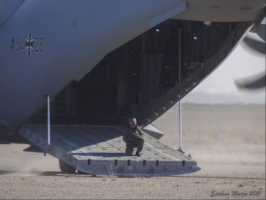 Un loaster (supervisor de carga) de la Luftwaffe en la rampa del A400M preparando una maniobra de descarga de combate con los motores en marcha. El ETAP no es solo un exigente curso para pilotos, sino tambi