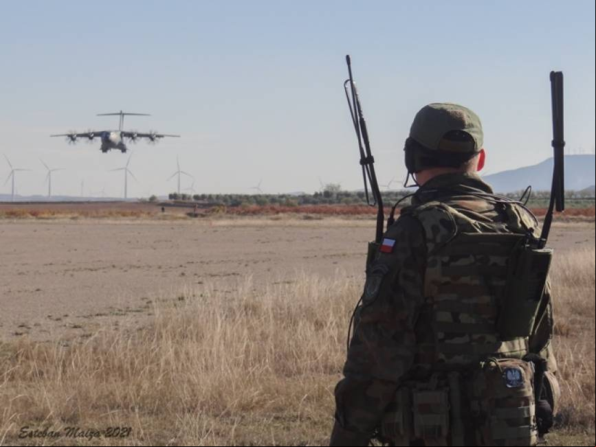 El A400M del Ala 31 en corta final para realizar una toma de m