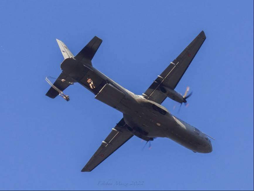 Un C-295 efectuando el lanzamiento de varios paracaidistas del EADA en modalidad autom