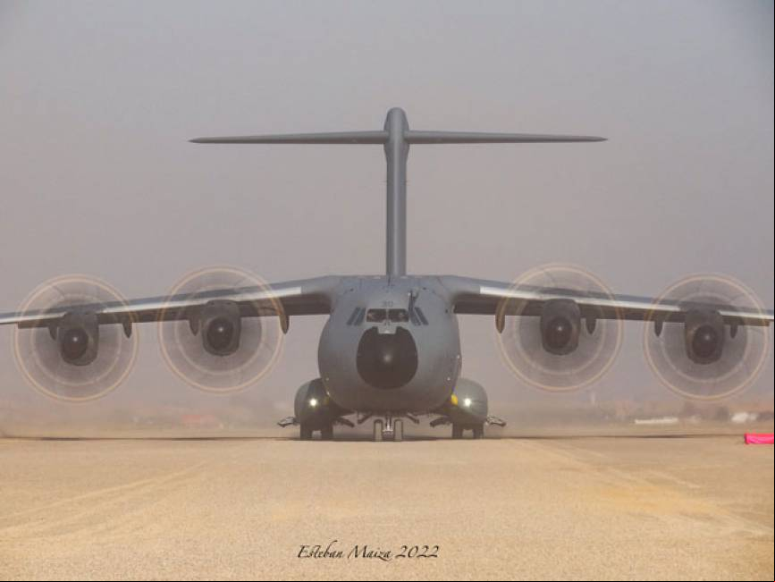 Un A400M del Ala 31 levantando una nube de polvo con la potencia de sus cuatro motores mientras se dirige a la cabecera de la pista del aer
