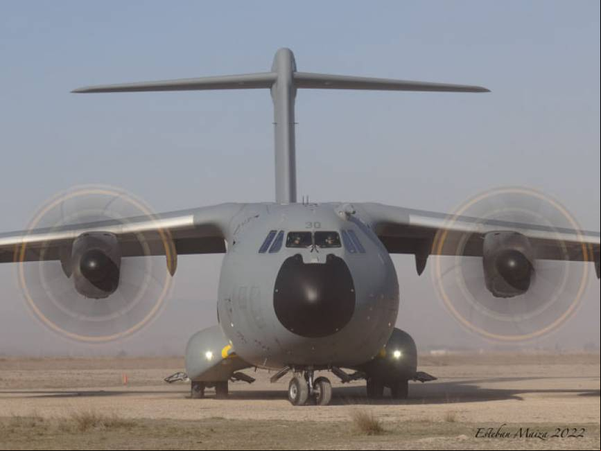 Un A400M rodando por la pista para iniciar el despegue despu