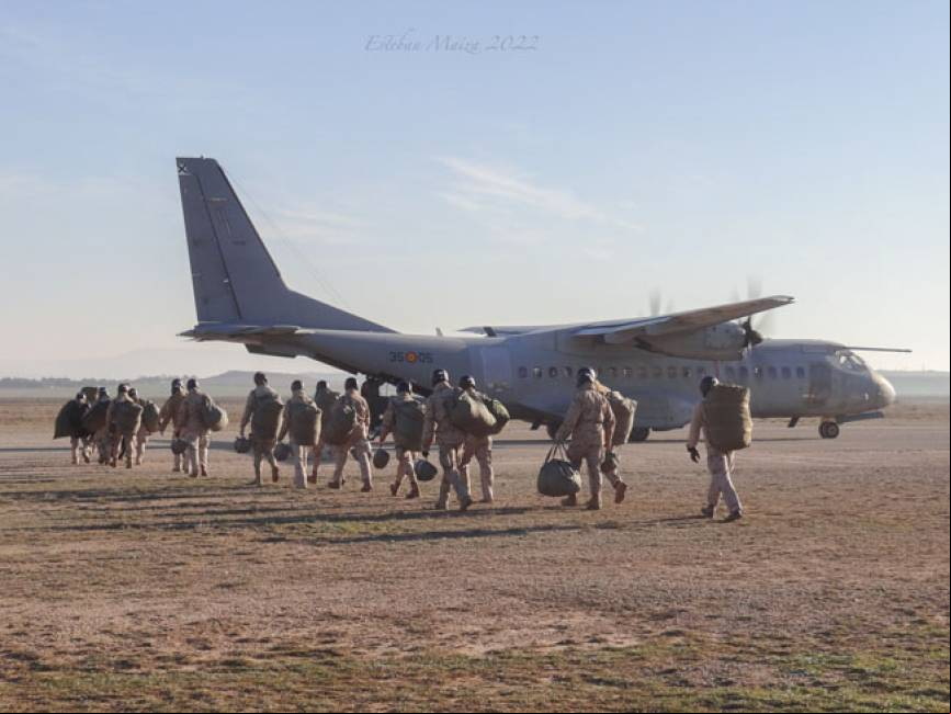 Varios paracaidistas del EADA embarcando en un C-295 para despegar de vuelta a la base a