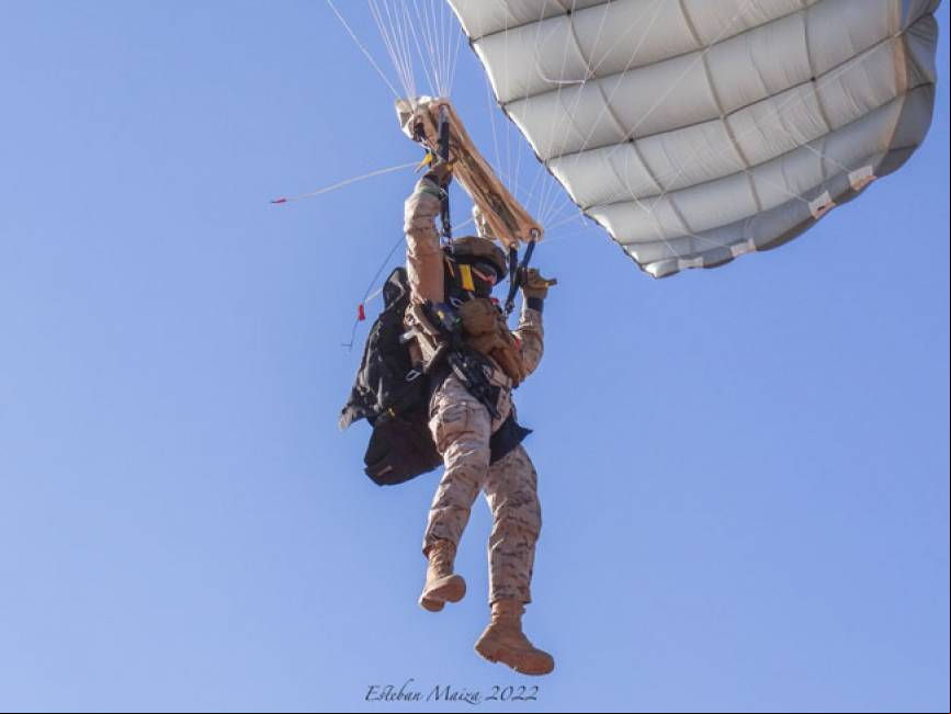 Un paracaidista del EADA completamente equipado para el combate cae hacia el punto de impacto tras haber efectuado un salto en modalidad manual desde un C-295.