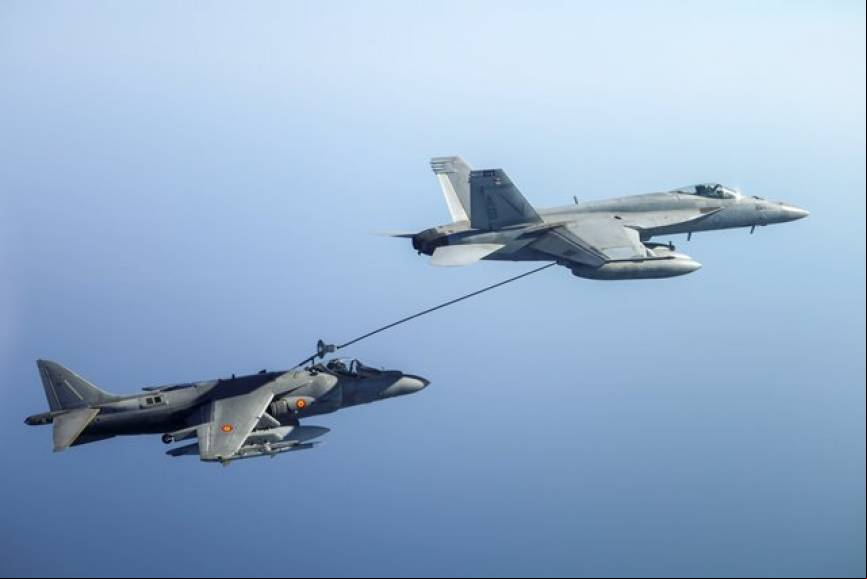 Momento en que un F/A-18E de la US Navy reposta a un Harrier espa