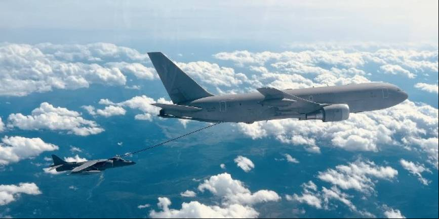 Un Harrier repostando de un cisterna Boeing KC-767A de la Fuerza A
