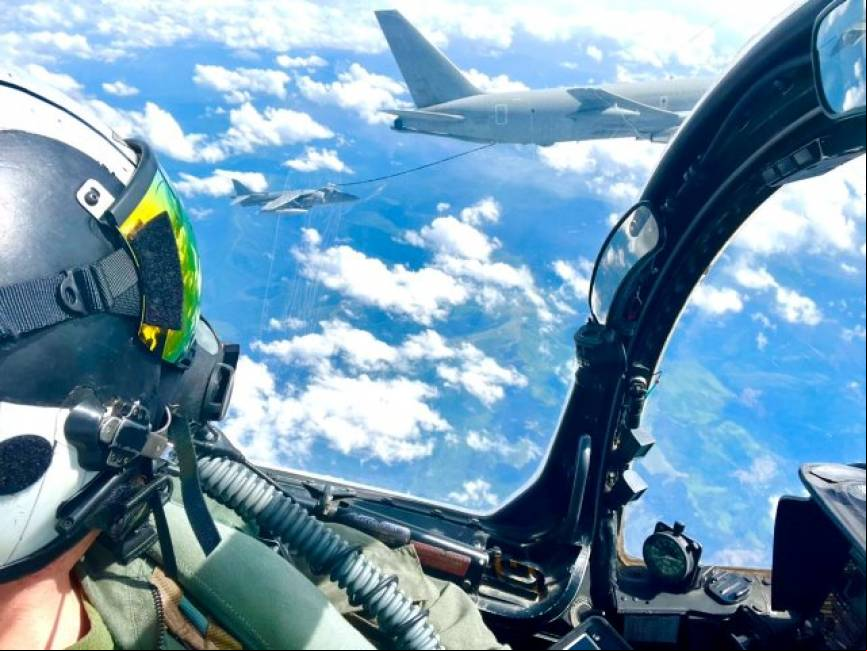 Un piloto de la Armada observa como su compa