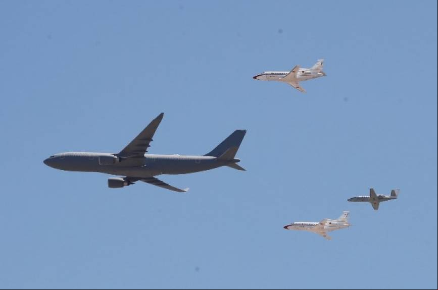 La otra gran novedad del desfile fue el primer Airbus A330 (a la izquierda) incorporado por el Ej