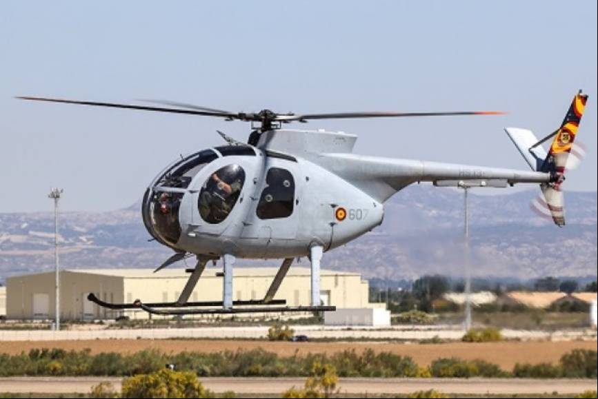 Dos veteranos Hughes 500 de la Armada tambi