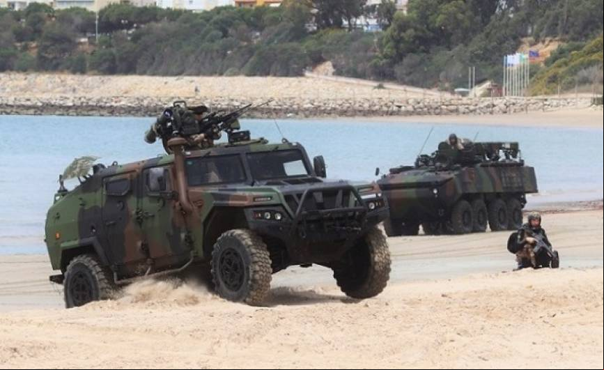 Un todoterreno 4x4 VAMTAC ST5 del TEAR durante el desembarco en la playa del Chorrillo.
