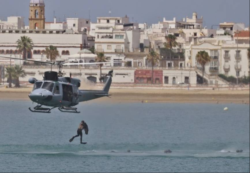 Previamente al desembarco un AB-212 infiltr