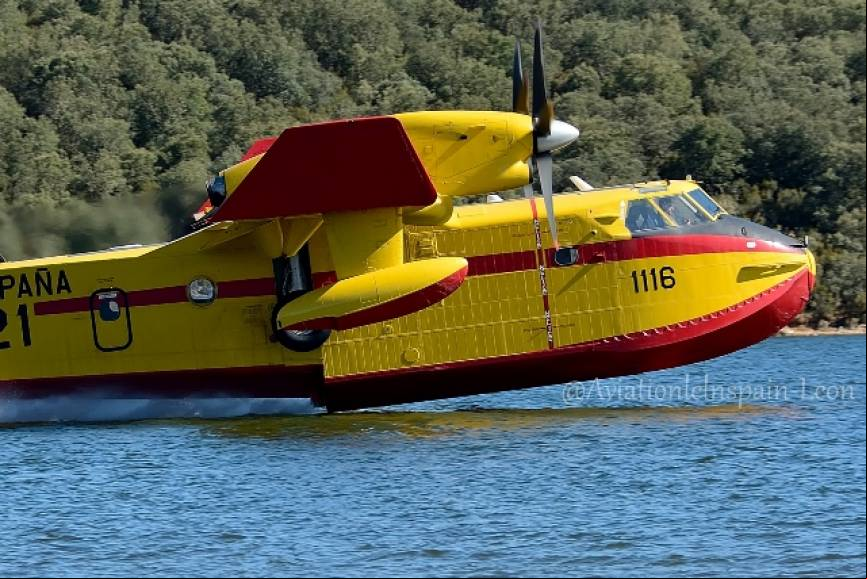 Aqui podemos ver al "Foca 43" el veterano Canadair CL215T desplazado desde Matac