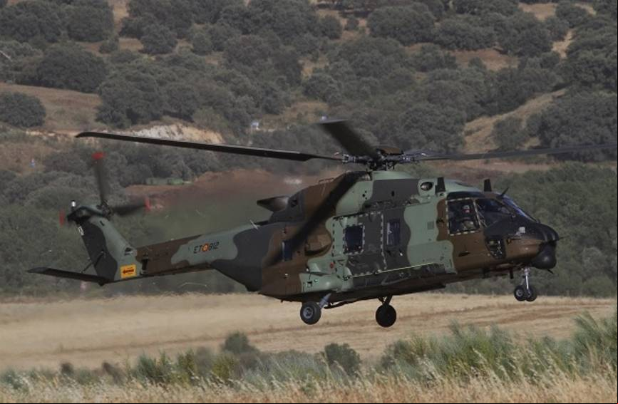 Uno de los NH90 aterrizando en la zona de punta de espera al desfile. (Julio Ma