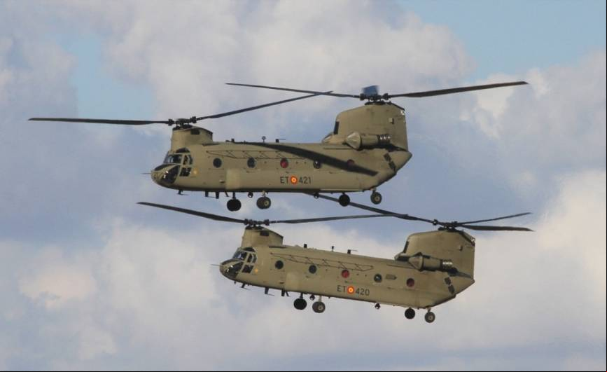 Dos de los nuevos Boeing CH -47F volando en formaci