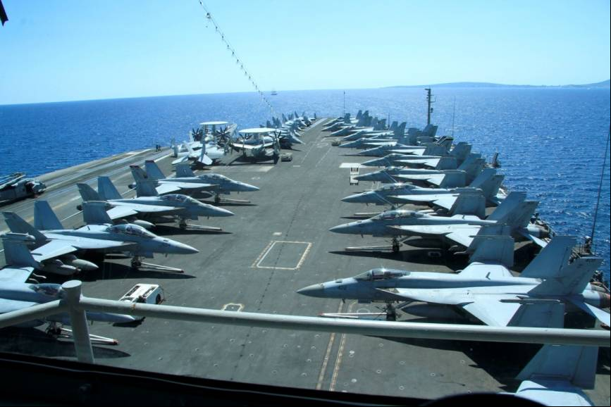 Vista de la parte delantera de la cubierta de vuelo del USS