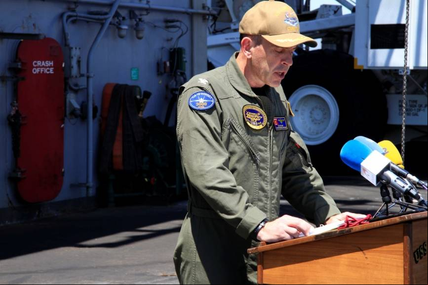 El comandante del portaaviones USS