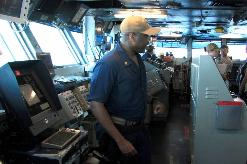 Imagen del puente de mando del portaaviones USS