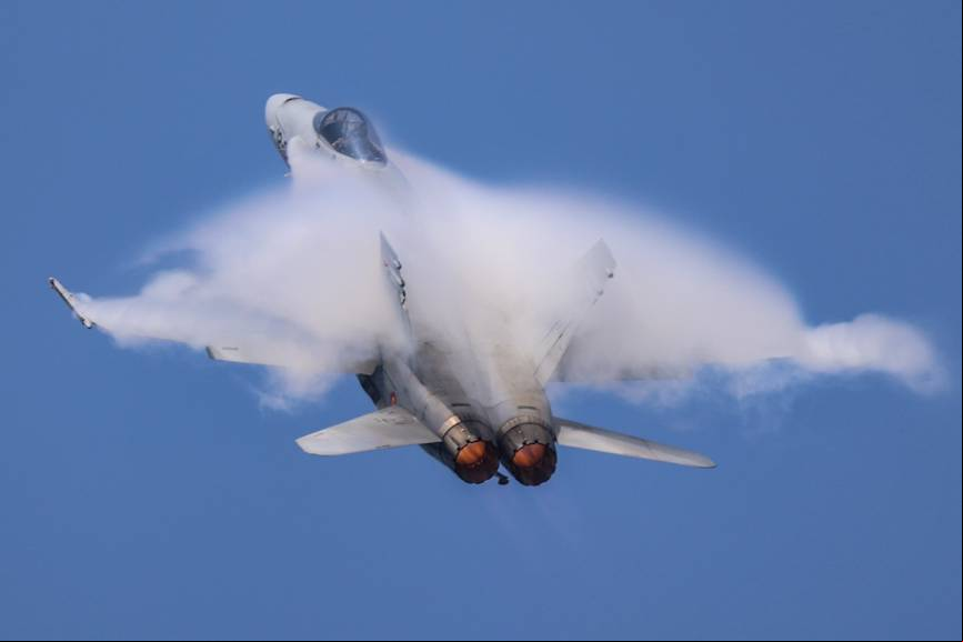 Las pasadas del EF-18M dejaron espectaculares im