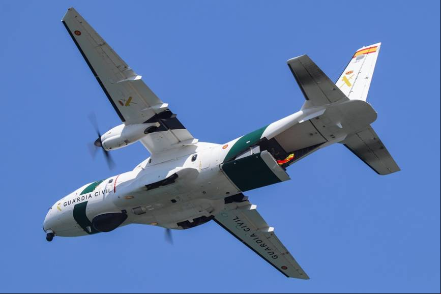 Pasada del Airbus Defence & Space CN235 de la Guardia Civil, sacando una bandera de Espa