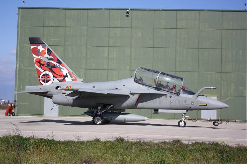 El Leonardo T-346A con la cola especialmente pintada para promocionar al 212 Escuadr