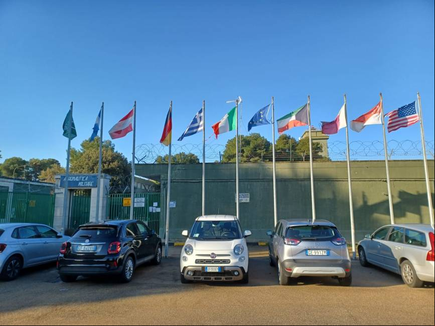 Actualmente, en la IFTS cuenta con varios instructores extranjeros (Argentina y Estados Unidos), y alumnos de Alemania, Austria, Arabia Saudita, Catar, Grecia, Kuwait y Singapur, sin olvidar el anfitri