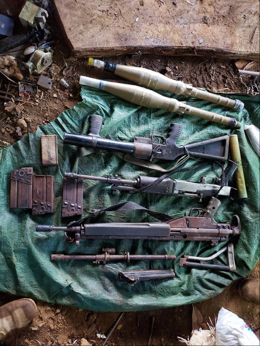 Una parte del armamento capturado en Vizcatan del Ene. Se observan dos fusiles de asalto: un IWI Galil de 5,56 x 45 mm. y un HK G-3 de 7,62 x 51 mm, as