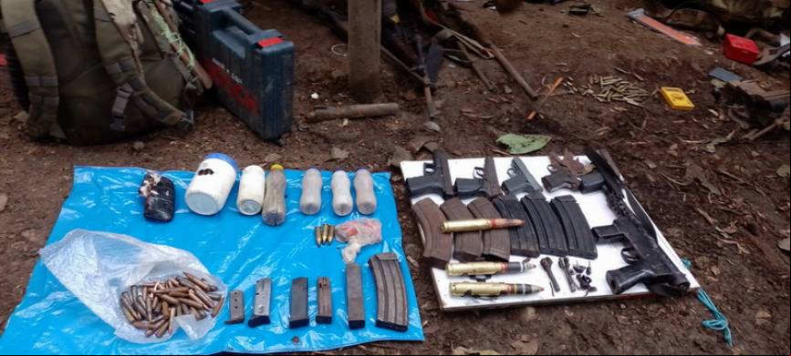 Un subfusil de 9 mm, cacerinas para fusiles AKM y Galil, pistolas de 9 mm. Destacan tres proyectiles de 30 x 165 mm. utilizados por los ca
