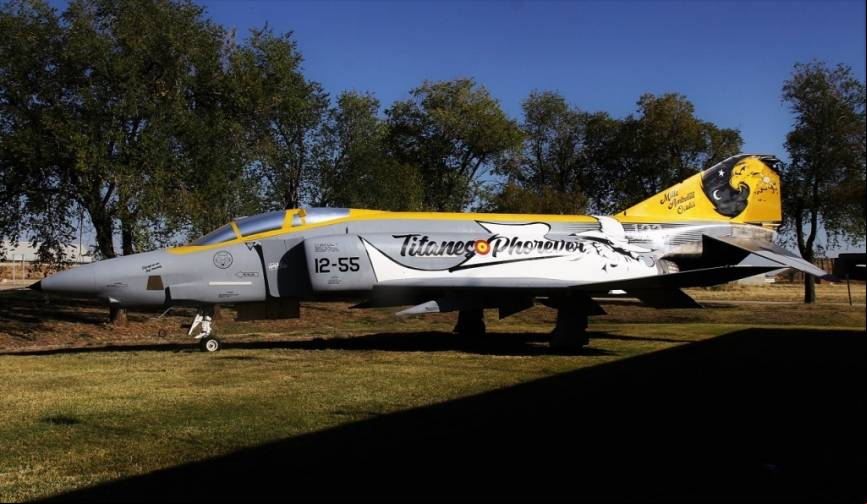 Imagen del McDonnell Douglas (hoy Boeing) RF-4C Phantom II recientemente pintado con una decoraci