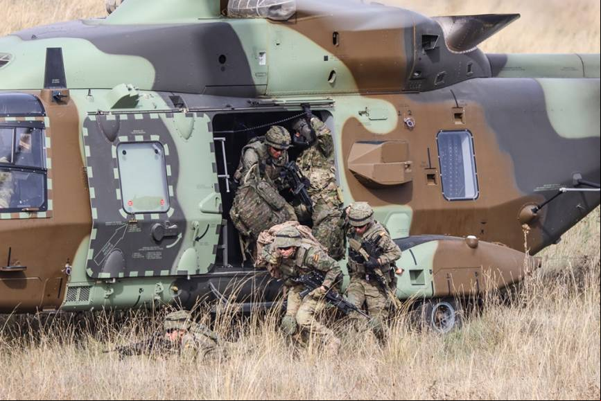 de la BRIPAC descendiendo de un NH90 de las FAMET, en el CENAD de Chinchilla. (Rub