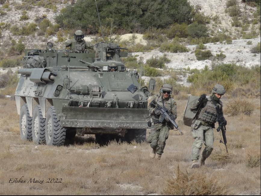 Zapadores del RING 1 durante un entrenamiento de apertura de brecha con un blindado BMR de fondo. (Esteban Maiza)