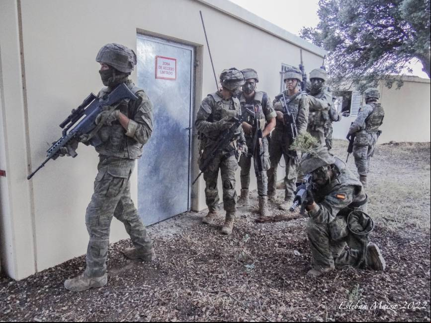 Tropas del Regimiento Barcelona durante un entrenamiento de combate urbano. (Esteban Maiza)