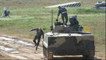 Los 3 tripulantes de un BMP-3 lo abandonan, aunque el veh