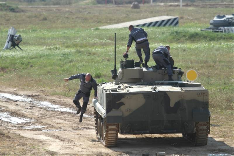 Los 3 tripulantes de un BMP-3 lo abandonan, aunque el veh Los 3 tripulantes de un BMP-3 lo abandonan, aunque el veh